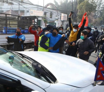 पुलचोकमा अनेरास्ववियुका कार्यकर्ताले सञ्चारमन्त्री कार्कीलाई देखाए कालो झण्डा (फोटो फिचर)